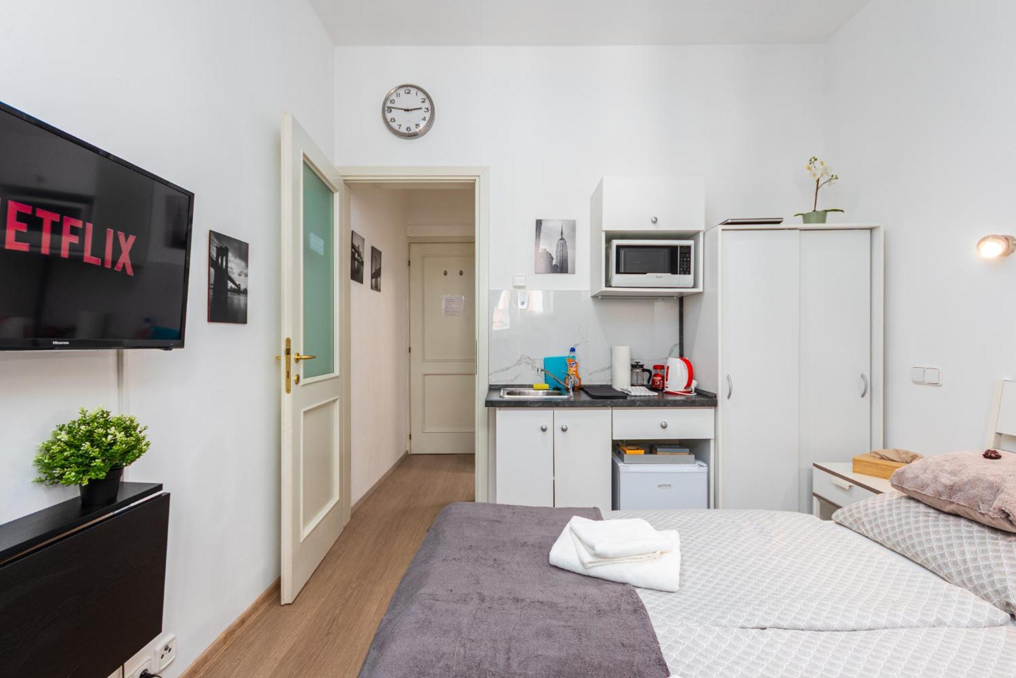 Private Retreat Close To Stations In Praha 3 — Photos 3