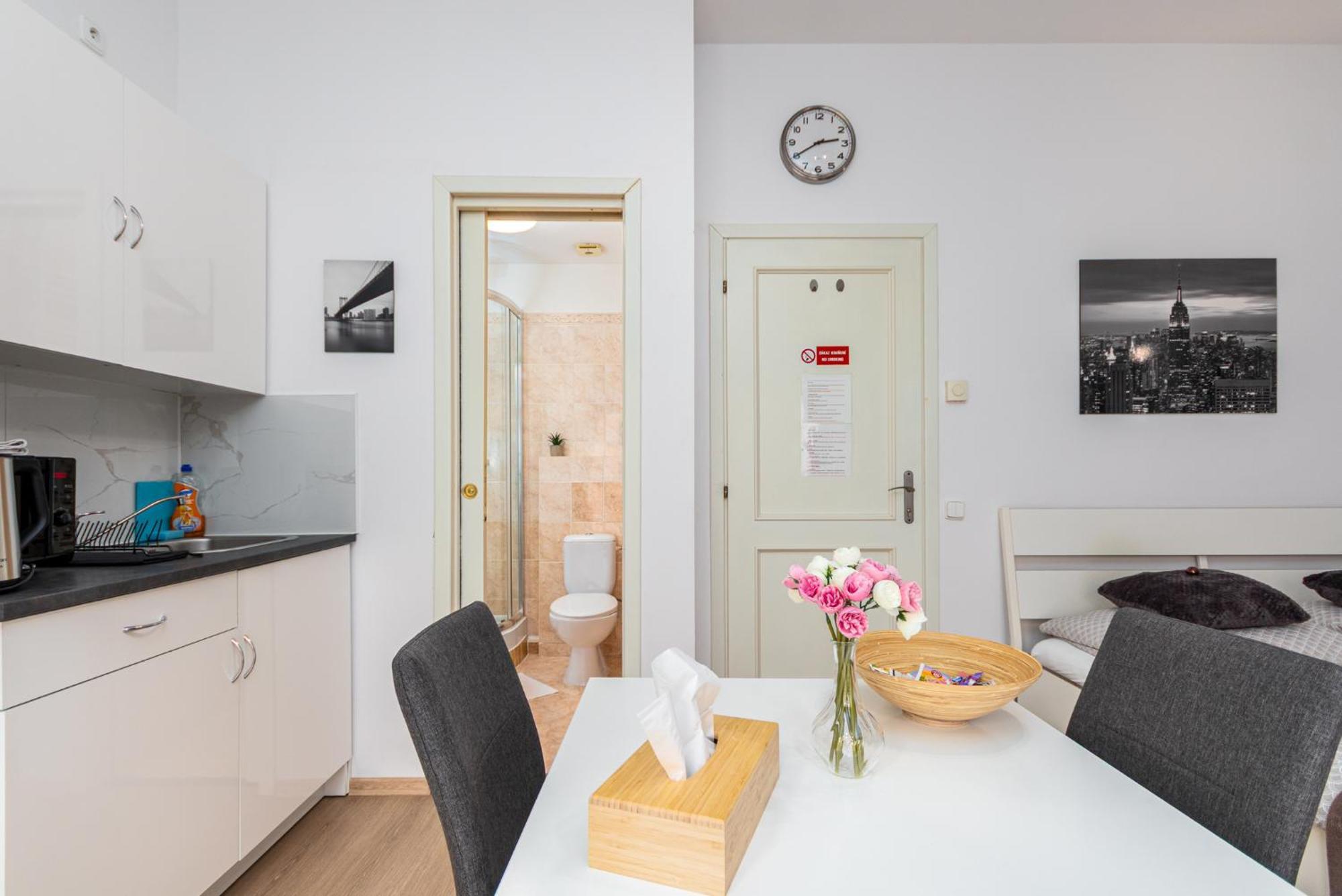 Private Retreat Close To Stations In Praha 3 — Photos 1